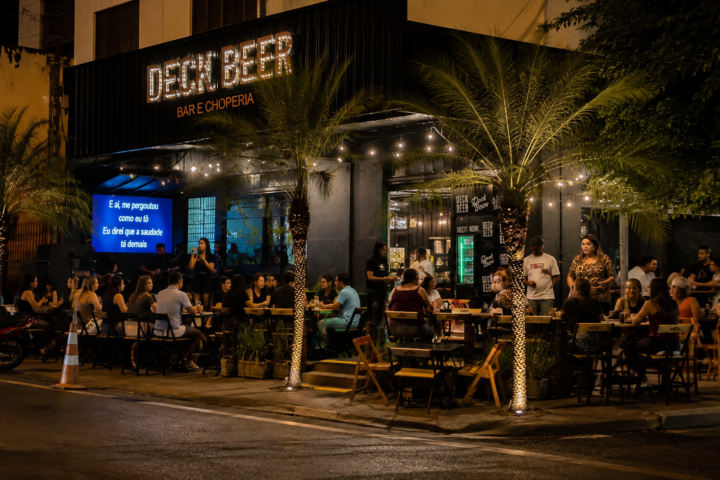 Deck Beer tem karaokê às terças em que você pode cantar sem sair da mesa